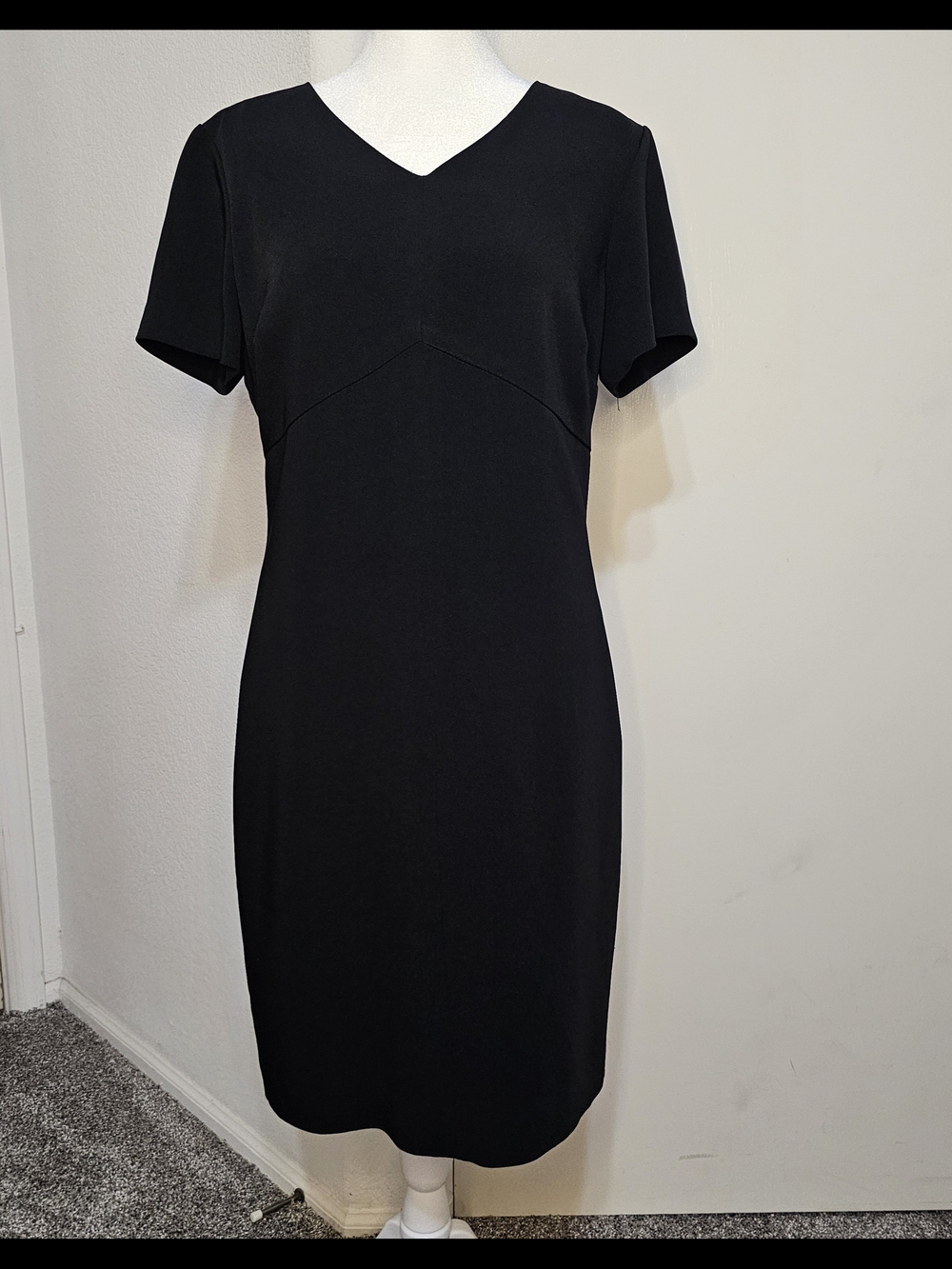 Liz Claiborne Collection Black V-Neck Short Sleeve Sheath Dress  Sz 6